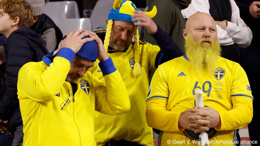 Other Sweden supporters, not involved in the attack, wait on the stands after suspension of the Euro 2024 qualifying match between Belgium and Sweden | Photo: Geert Vanden Wijngaert / AP Photo / picture alliance