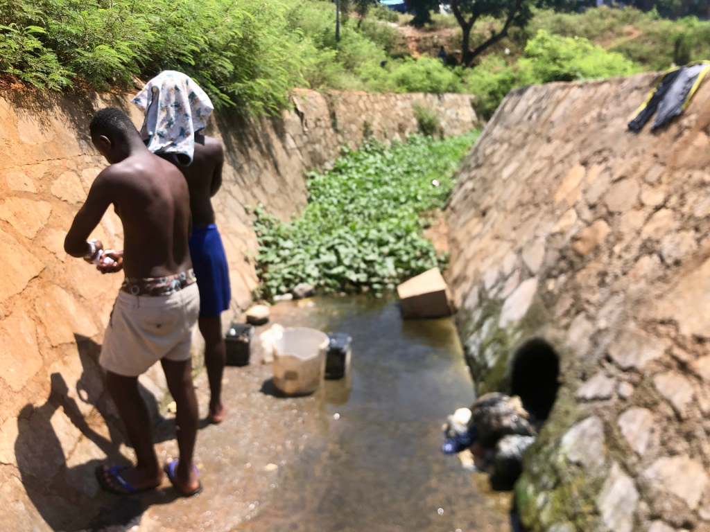 Les migrants récupèrent de l'eau dans les caniveaux et les cours d'eau. Crédit : Daniel Gros / LDH