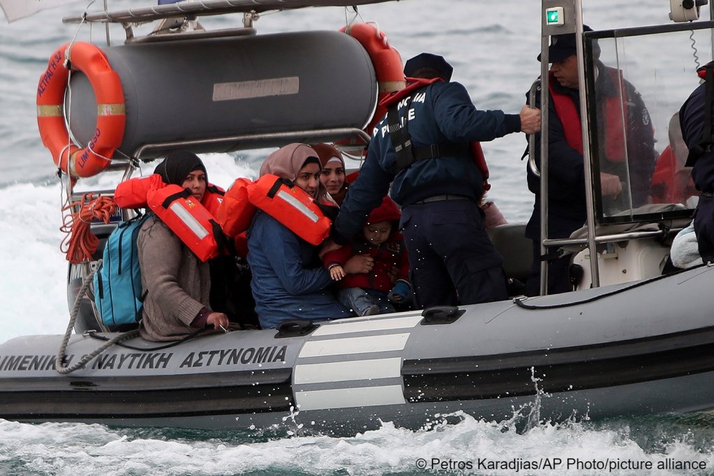 File photo used as illustration: Migrants arriving earlier in 2020 were escorted towards land like in this photo by the marine police, but by September, things had changed | Photo: Petros Karadjias / picture alliance / Associated Press