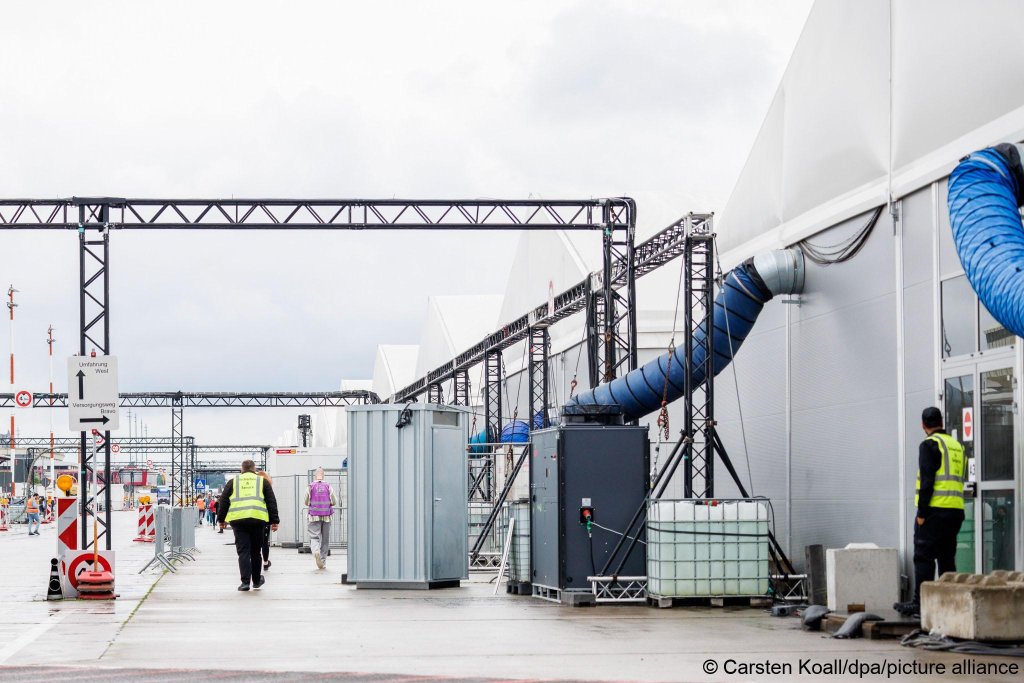 Security staff at the asylum accommodation at the former Tegel airport in Berlin, May 2024 | Photo: picture alliance