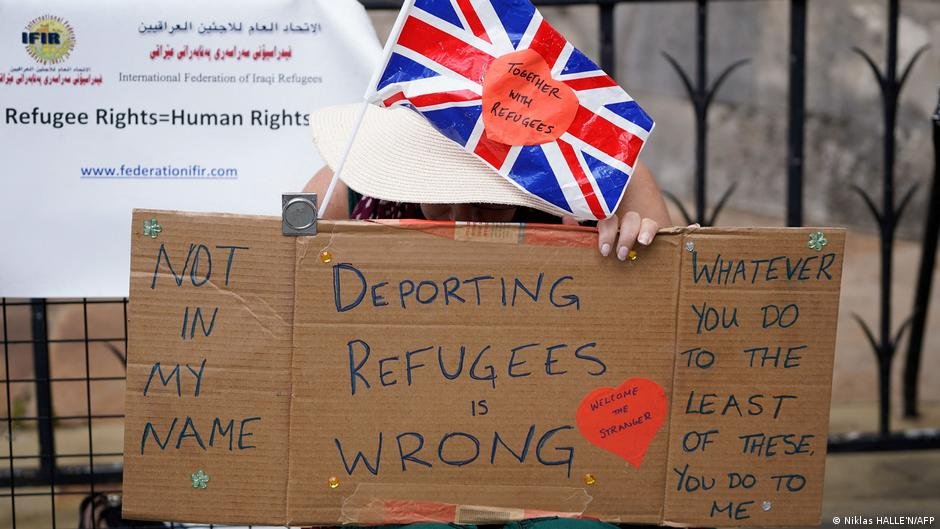 تظاهرکنندگان در لندن روز دوشنبه مخالفت شان را با فرستادن پناهجویان به رواندا اعلام کردند. عکس: AFP