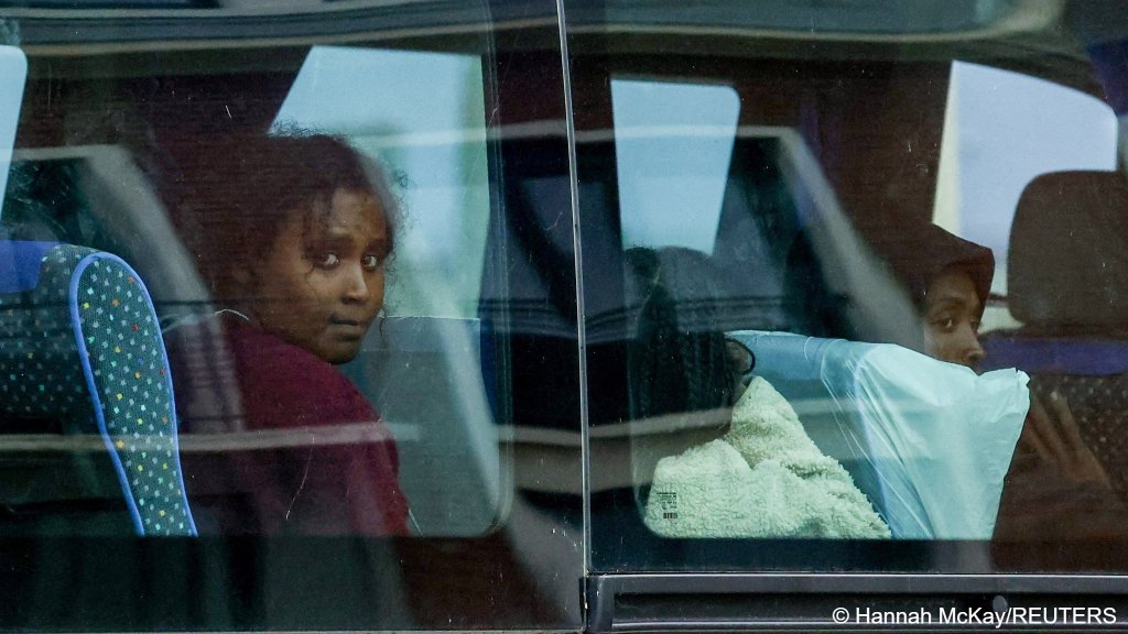 Migrants leave on a bus from the rescue area at the French port of Calais after three migrants, including one child, died while attempting to cross the Channel from France to Britain, French authorities said on Monday, September 28, 2026 | Photo: Hannah McKay/Reuters