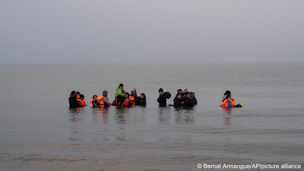 Migrants from Iraq and Iran off the coast of Boulogne-sur-Mer in norther France. Four people died after their boat capsized on May 19, 2024 | Photo: Bernat Armangue / picture alliance