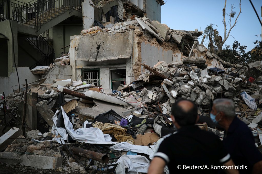 Locals look at a destroyed house where the wife and two of the daughters of Syrian refugee Ahmed Staifi were killed following a massive explosion, in Beirut, Lebanon, August 11, 2020 | Photo: REUTERS/Alkis Konstantinidis