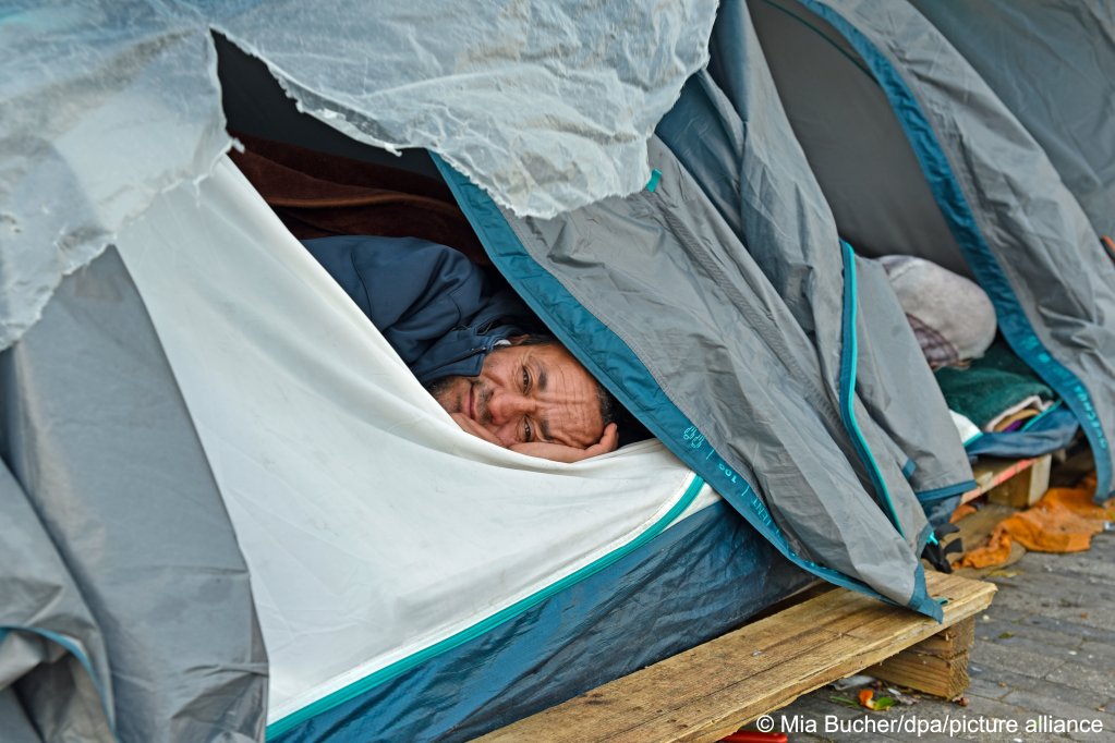 Hundreds of asylum seekers with ongoing procedures in Belgium are forced to sleep in tents and other improvised structures due to a persistent shortage of adequate accommodation facilities across the country | Photo: Mia Bucher/dpa/picture-alliance