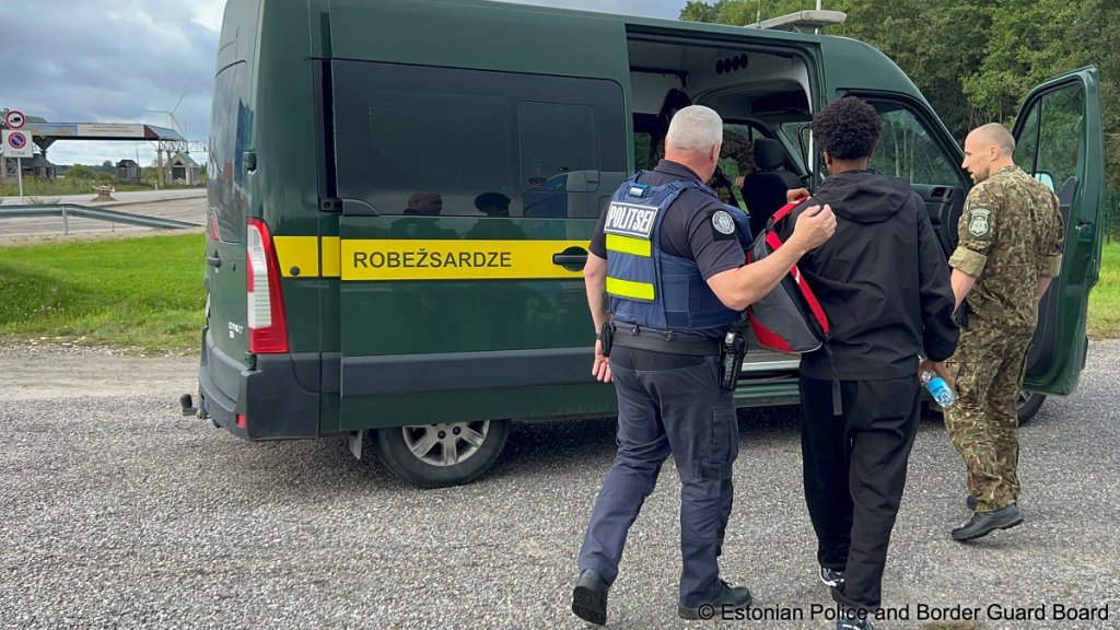 Eight migrants who were apprehended in Estonia after crossing into the EU irregularly via Belarus were returned to Latvia on August 5 | Source: Estonian Police and Border Guard Board