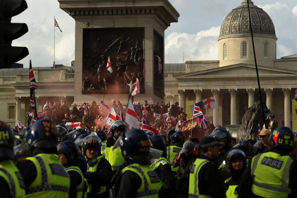 Protesters across Britain call for a stop to migration, justifying their views in part through a perceived rise in crime attributed to foreigners | Photo: Jaimi Joy / Reuters