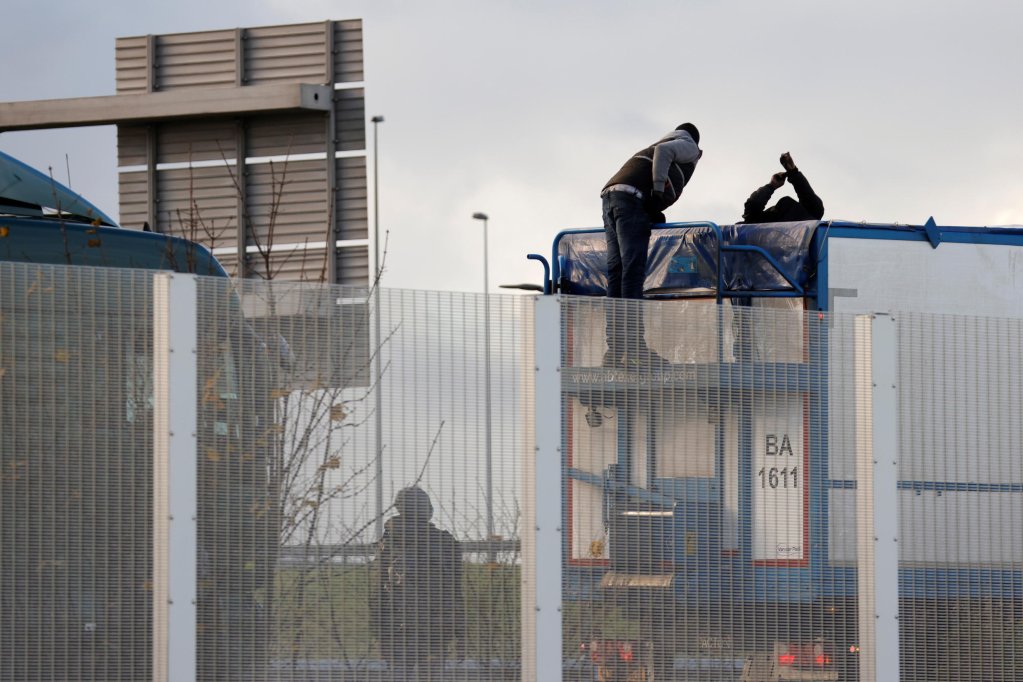 Des migrants montent à bord d'un camion sur l'autoroute A16 qui mène au tunnel sous la Manche, près de Calais. Le 17 décembre 2020. Crédit : Reuters