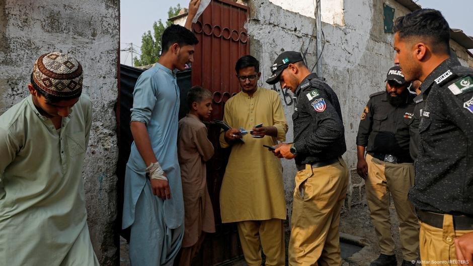 Afghan refugees complain of having to renew their visas every month in an expensive and opaque process | Photo: Akhtar Soomro/REUTERS
