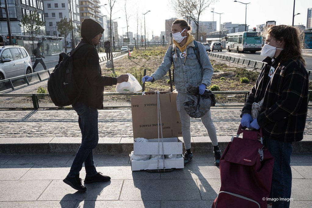 Volunteers from 'Solidarite migrants Wilson' distribute food in a Paris suburb on March 31, 2020 | Photo: Imago Images