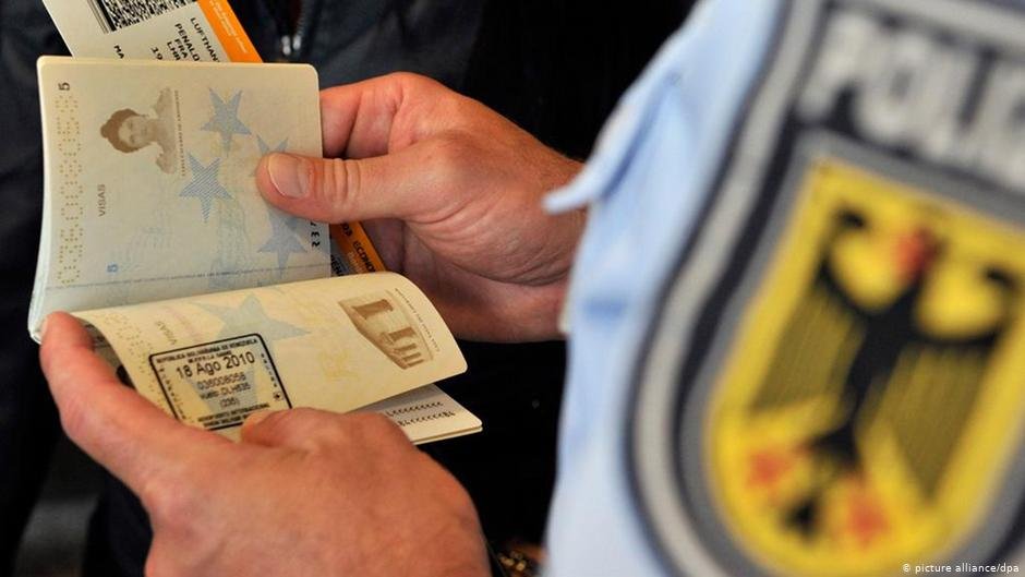 File photo: Expanded border checks mean police inspection of travel and identity documents | Photo: Picture-alliance / dpa
