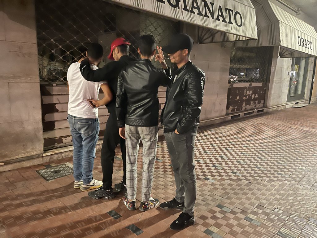 أولاد العموم الأربعة المهاجرون من تونس، في مدينة فينتيميليا الإيطالية مساء ٢٦ أيلول/سبتمبر بعد أن منعتهم شرطة الحدود الفرنسية من الدخول إلى فرنسا وأعادتهم باتجاه إيطاليا. موفدتا مهاجر نيوز مايا كورتوا ورنا الدياب إلى فينتيميليا.