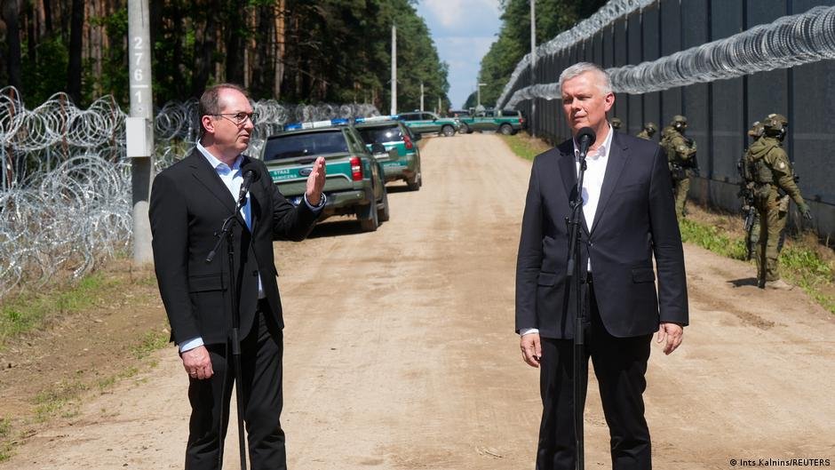 German Interior Minister Alexander Dobrindt (left) considers Poland no threat to Germany | Photo: Ints Kalnins/REUTERS