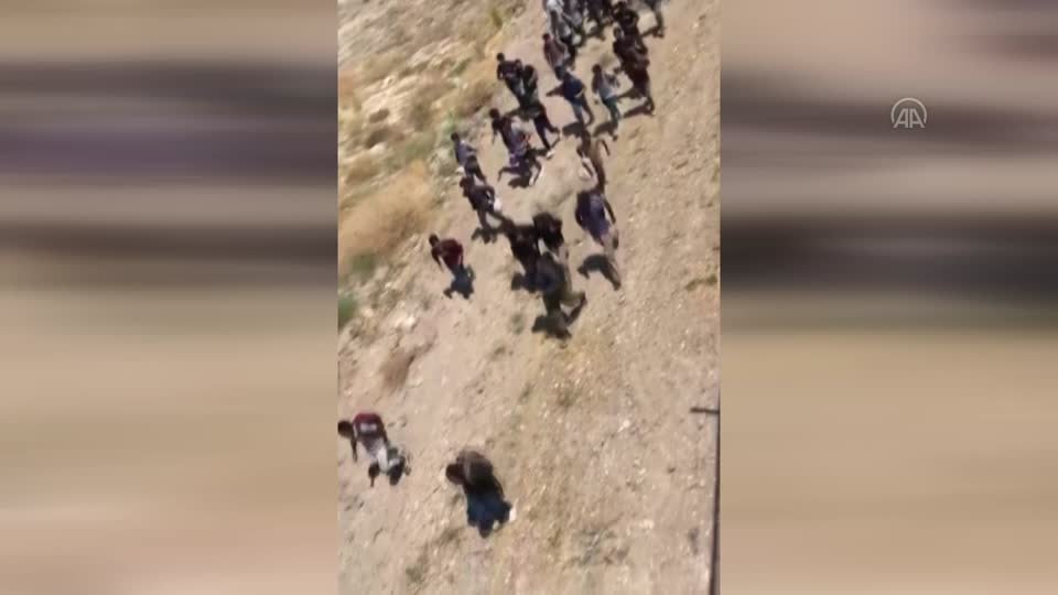 صورة تظهر عبور مهاجرين إلى تركيا بطريقة غير نظامية