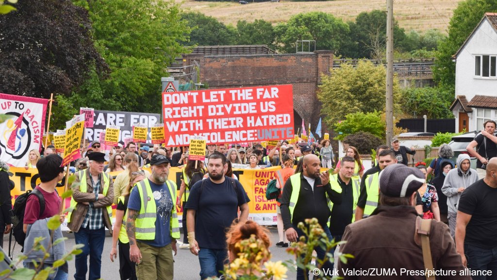 File photo: While anti-migrant protests have broken out all over the country, many locals have expressed their support for the asylum seekers who are housed at The Bell hotel | Photo: Vuk Valcic/ZUMA/picture-alliance