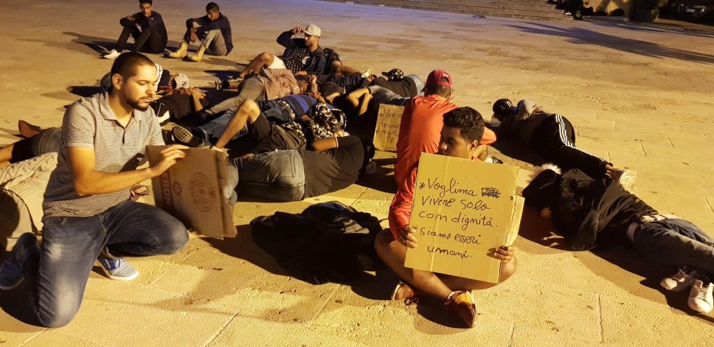 صورة أرشيفية: يتزايد عدد التونسيين الذين يقولون إنهم يُستهدفون في إيطاليا ويُعتقلون تمهيدًا لترحيلهم. حتى في عام ٢٠١٩، كانوا يتظاهرون أمام كنيسة ويطالبون بحق الإقامة في إيطاليا | تصوير: إيليو ديسيديريو / أنسا
