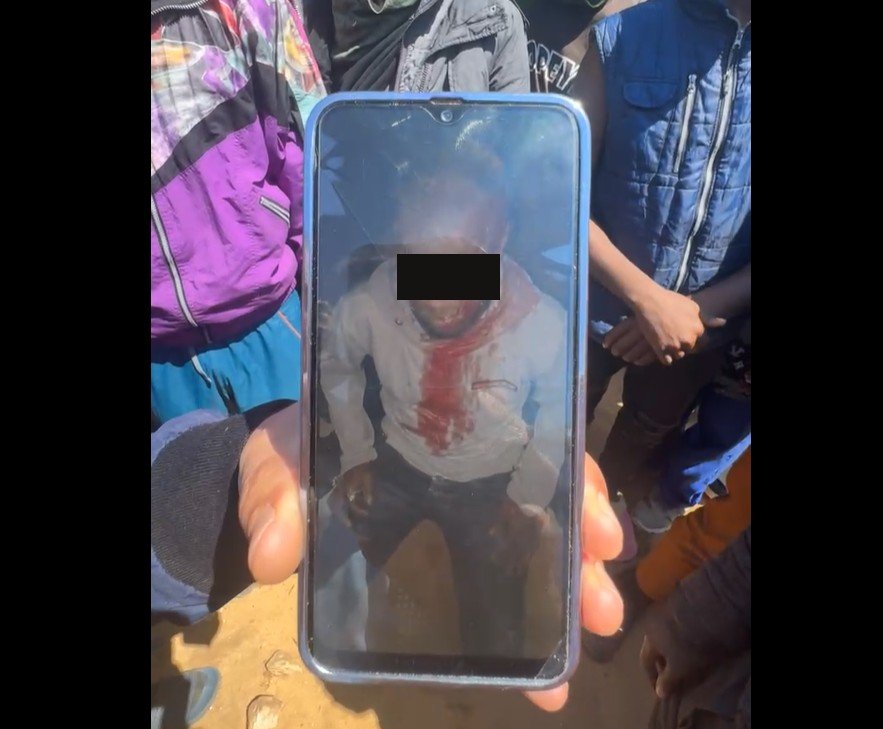 Un migrant à El-Amra montre une vidéo du Guinéen, décédé suite à une blessure à la tête, le 8 avril 20025. Crédit : capture d'écran Facebook