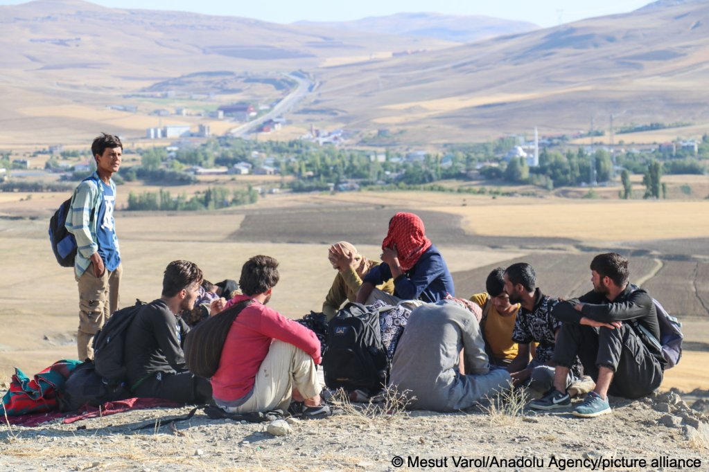 Afghan, Pakistani and Bangladeshi migrants near the Turkey-Iran border in Van, Turkey on July 27, 2021 | Photo: Mesut Varol/AA/picture-alliance