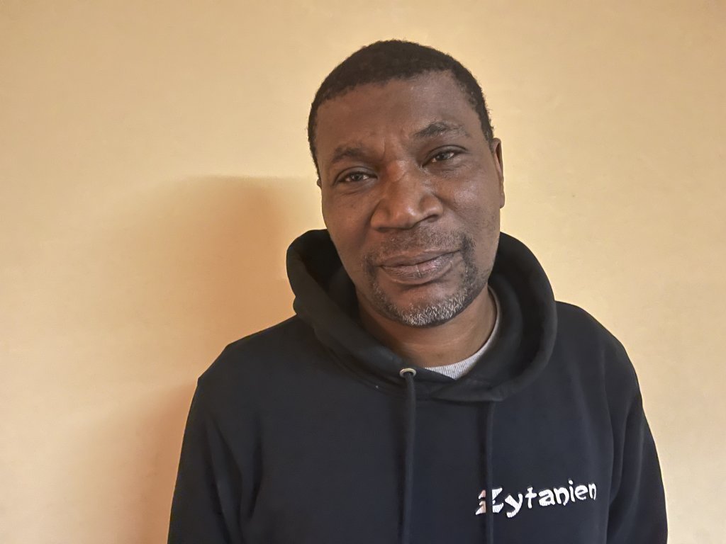 Ukunde, un Nigérian de 53 ans, a trouvé refuge dans un squat au sud de Bruxelles. Crédit : InfoMigrants 