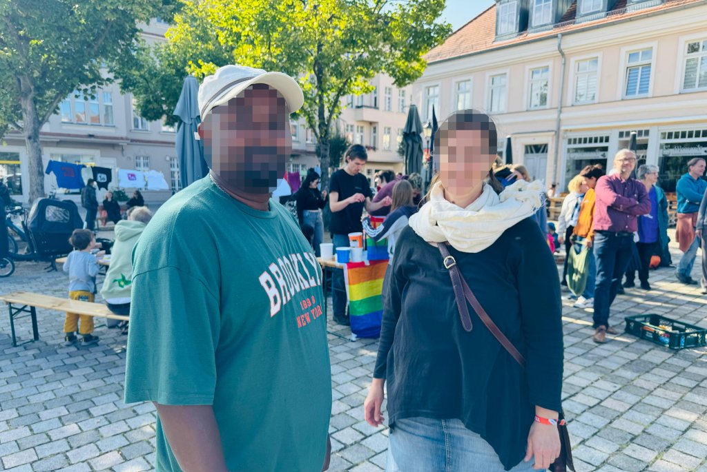 Sagni Fayisa (name changed) and his wife in Neuruppin in the Eastern German state of Brandenburg on September 15, 2024 | Photo: Benjamin Bathke/InfoMigrants