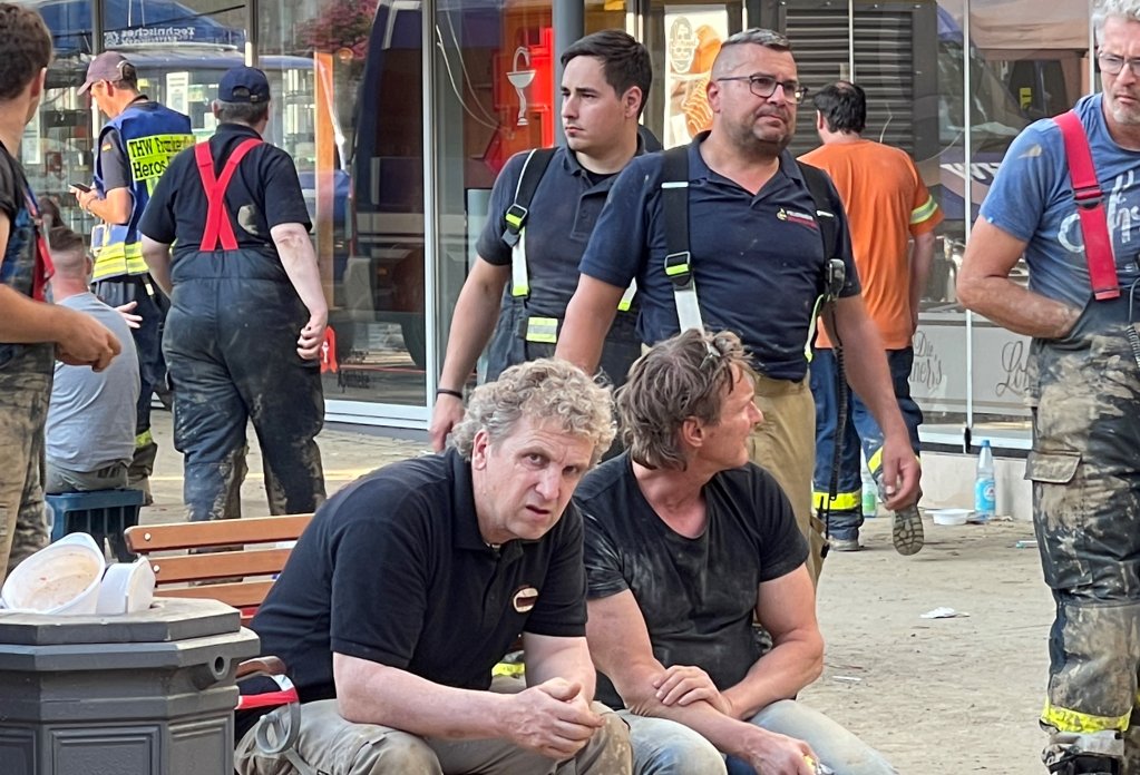 Emergency workers and volunteers clean up after the flood in Bad Neuenahr | Photo: Ekaterina Venkina