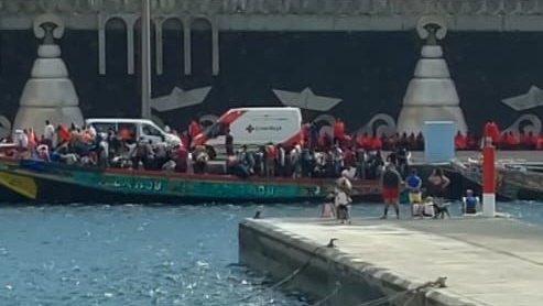 Près de 300 migrants sur une même pirogue sont arrivés aux Canaries, le 3 octobre 2023. C'est le plus grand nombre de passagers jamais arrivés sur une seule embarcation. Crédit : DR