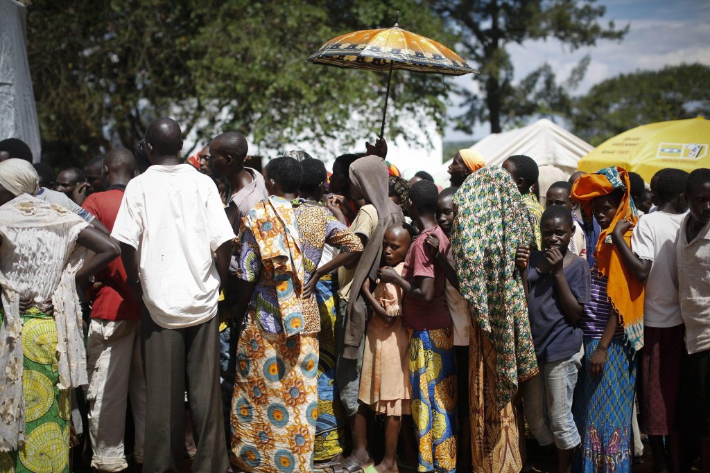 ۱۸ ماه می سال ۲۰۱۵، اردوگاه پناهجویان در گاشورا که در ۵۵ کیلومتری جنوب کیگالی، پایتخت رواندا قرار دارد. گروهی از پناهجویان از کشور بوروندی برای دریافت لباس هایی که توسط "یو ان اچ سی ار" توزیع می شود، این جا جمع شده اند. عکس: EPA/Dai Kurokawa