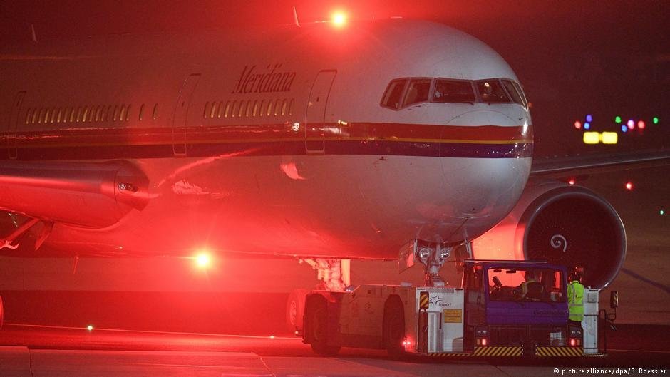 Vermutlich bereitet sich ein Flugzeug am Frankfurter Flughafen auf einen Auslieferungsflug vor.  |  Bild: Picture-Alliance/DPA/P.  Rössler