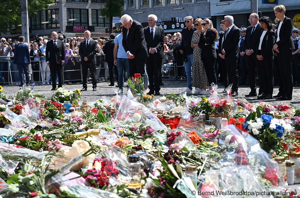 German President Frank-Walter Steinmeierwas among the politicians taking part in the minute's silence held to remember the policeman killed in last week's knife attack in Mannheim | Photo: Bernd Weißbrod / picture alliance / dpa