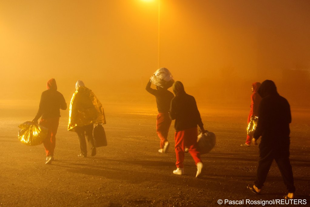 From file: Migrants leave a French maritime protection vessel, as the boat they were travelling in began to take on water in the English Channel, November 29, 2022 | Photo: Reuters / Pascal Rossignol