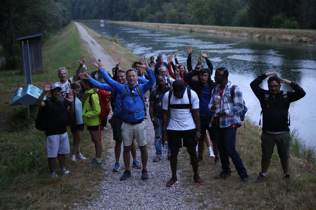 Participants of the night hike 'Walk into the Light' pose for a photo in the morning after walking along the river for several hours in the dark | Photo: Paul Huf