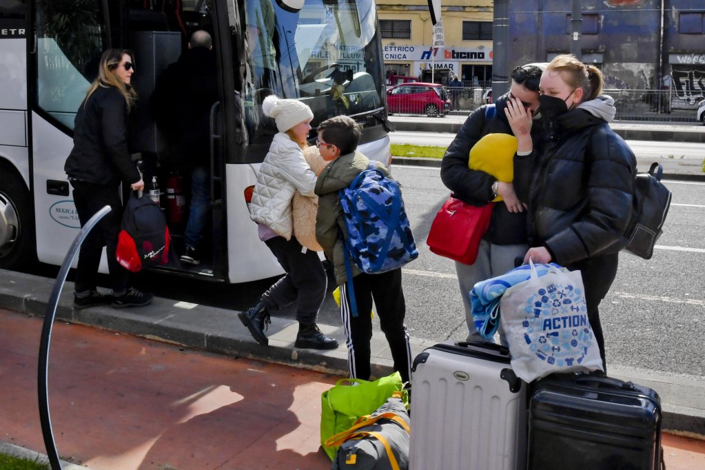 Ukrainian refugees arrive in the Italian city of Naples on March 1, 2022 after walking to the Ukrainian-Polish border and then traveling by bus to Italy | Photo: Ciro Fusco/ANSA