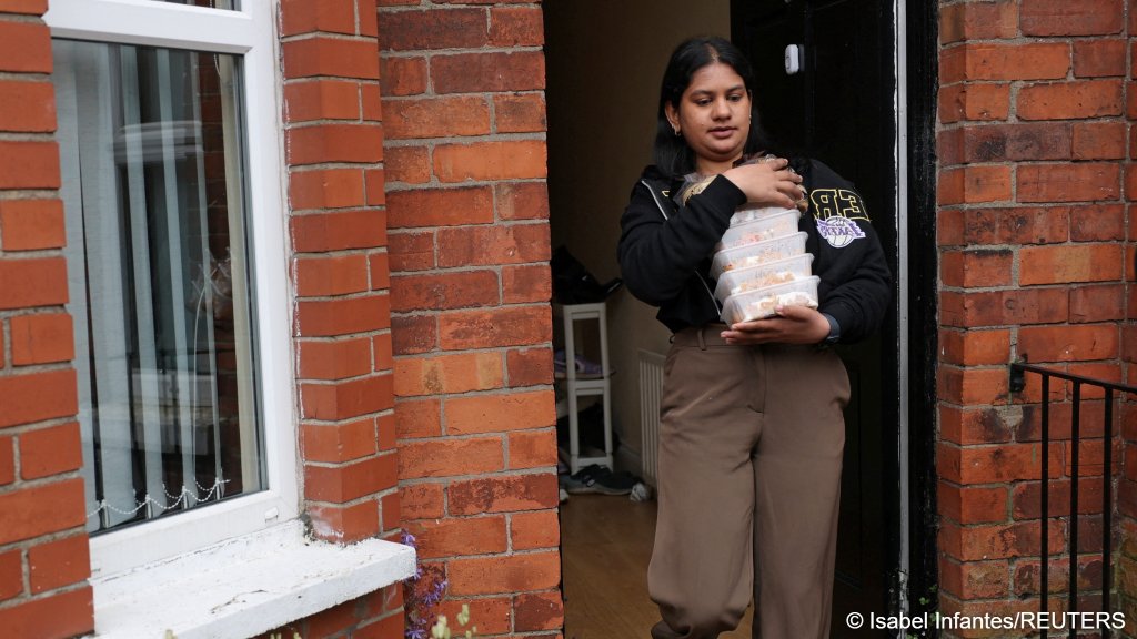 Ruchira Rangaprasad prepares to deliver homemade food to vulnerable communities in Belfast in the wake of riots | Photo: Isabel Infantes / Reuteres