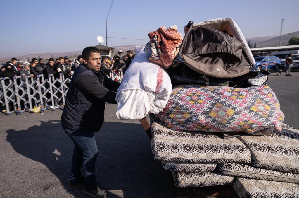 File photo: Syrians wait to cross into Syria from Turkey at the Cilvegozu Border Gate in Reyhanli district of Hatay | Photo: EPA/Kazim Kizil