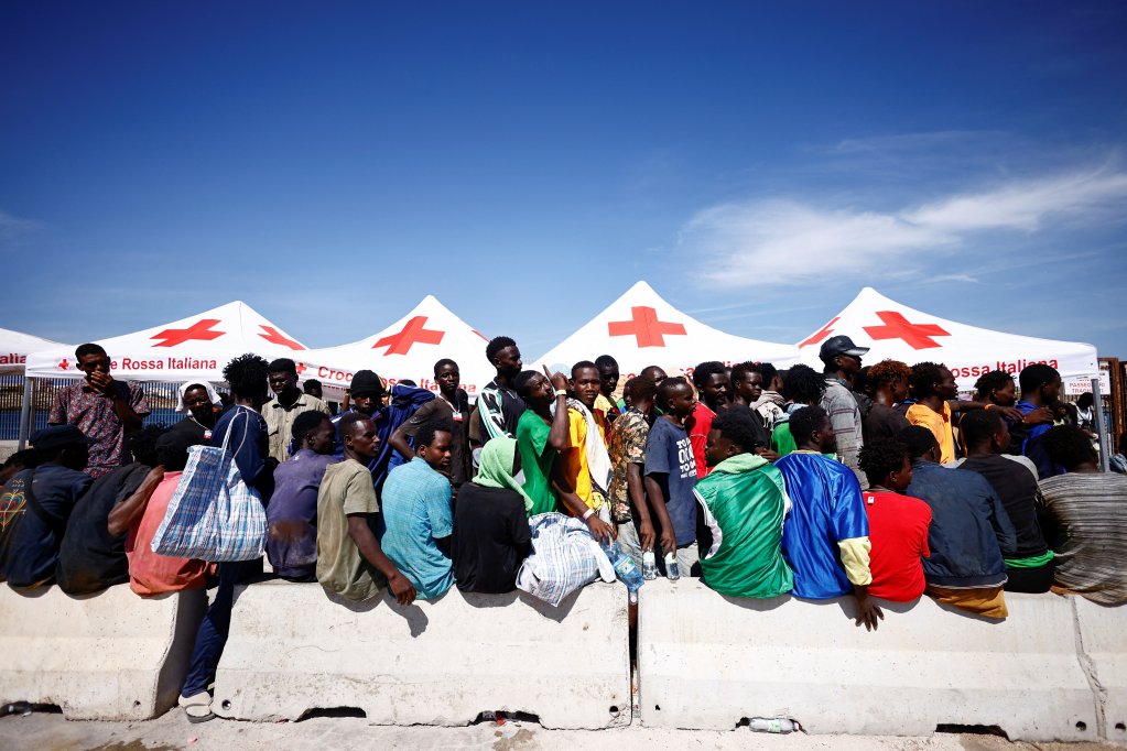 Des migrants attendent d'être transférés de Lampedusa vers d'autres villes italiennes, le 14 septembre 2023. Crédit : Reuters