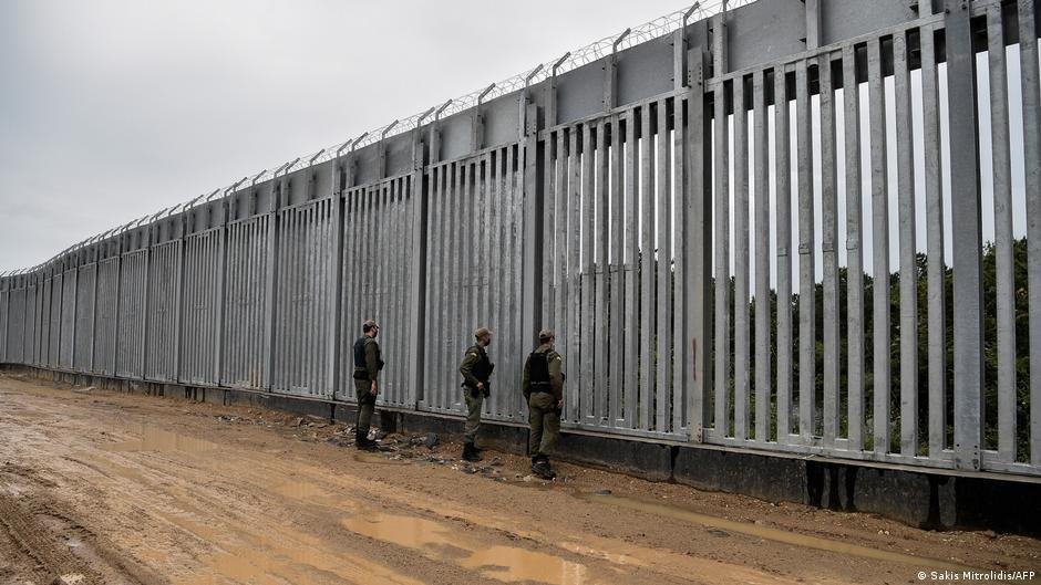 حرس الحدود اليونانيون عند السياج على الحدود مع تركيا