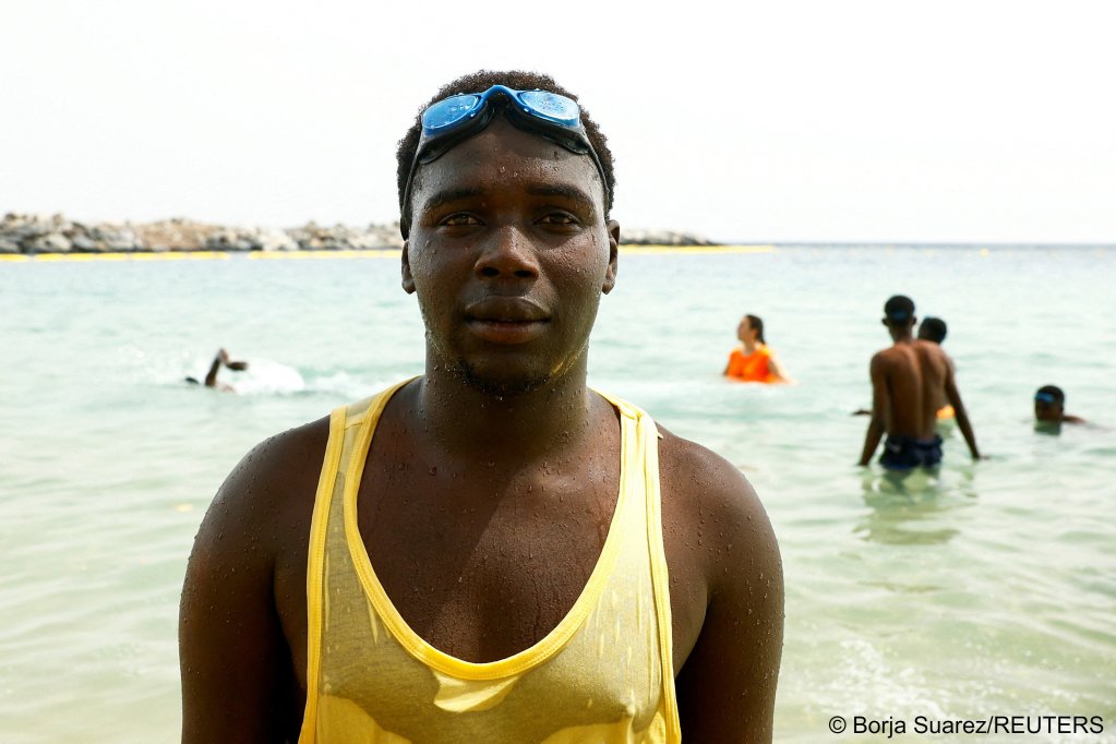 El Hadji Gueye, an 18-year-old Senegalese man is another migrant who decided to take part in the project and gain confidence in the sea | Photo: Borja Suarez/Reuters