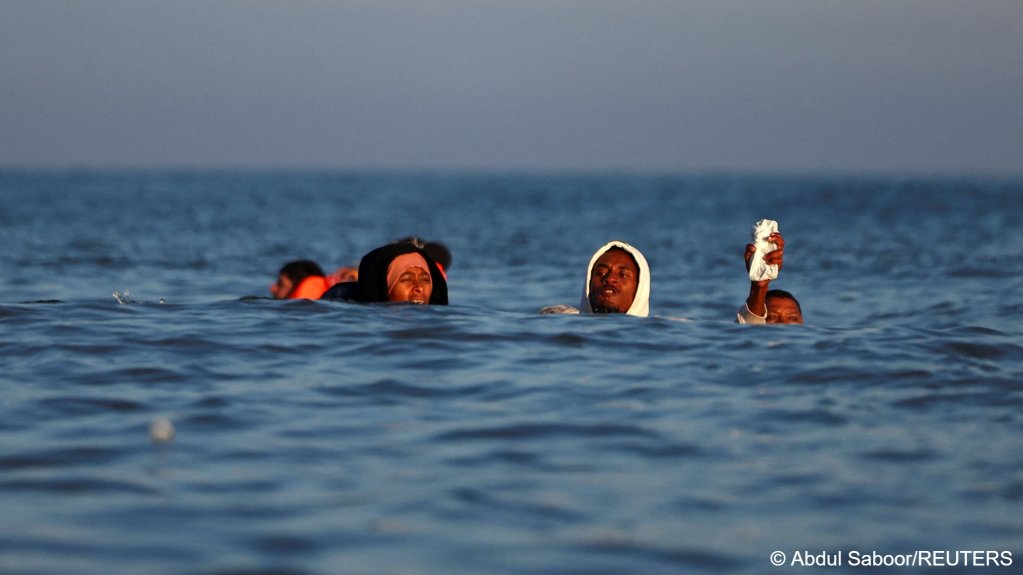 These migrants were photographed while trying to reach the an inflatable dinghy from the French coast near Calais to cross the English Channel on September 27, 2025 | Photo: REUTERS / Abdul Saboor