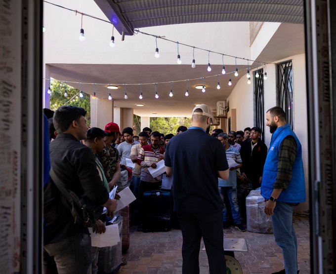 The IOM team help the Bangladeshi mirants before their departure from Libya | Photo: Moaiad Duffani / IOM Libya 2025
