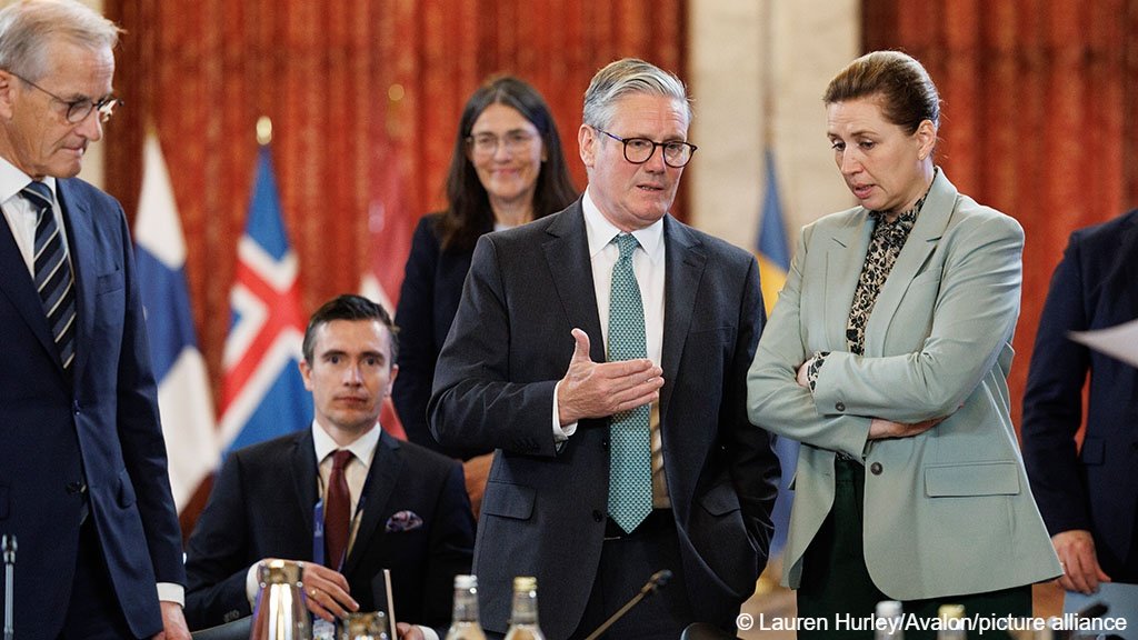 File photo: The British Labour government under Starmer (c standing) appears to be a big admirer of Denmark's migration policy under Frederiksen (r) | Photo: Lauren Hurley / Avalon / picture alliance