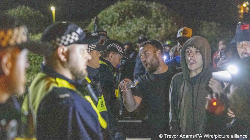 Protestors in Gosport hurled insults at police, though reports say that the overall demonstration remained peaceful | Photo: Trevor Adams/PA Wire/picture-alliance