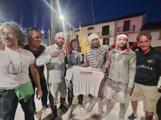 Supporters and team members pose for photos in the southern Italian town | Photo: ANSA