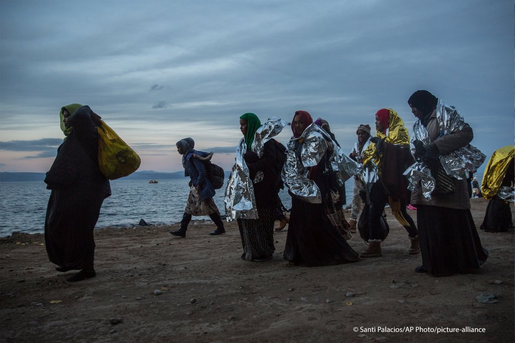 مهاجرون لدى وصولهم جزيرة ليسبوس اليونانية بواسطة القوارب المطاطية في عام 2015
