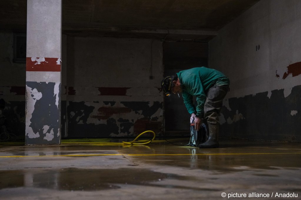 A worker cleans a fooded basement in Valencia, Spain, after severe fooding in the region on January 29, 2025 | Photo: Pablo Miranzo/Anadolu