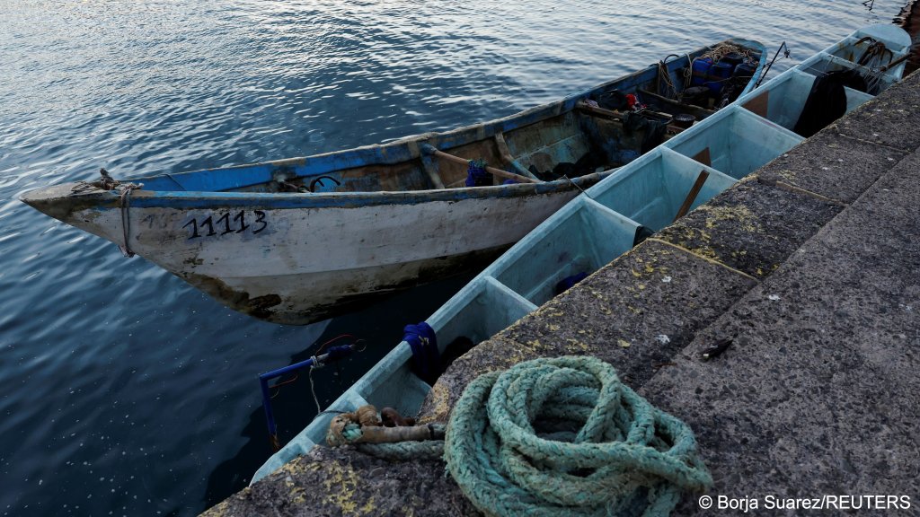 A wooden boat that migrants used to reach the Canary Islands is seen at the port of Arguineguin on the island of Gran Canaria, Spain, on April 20, 2023 | Photo: REUTERS/Borja Suarez