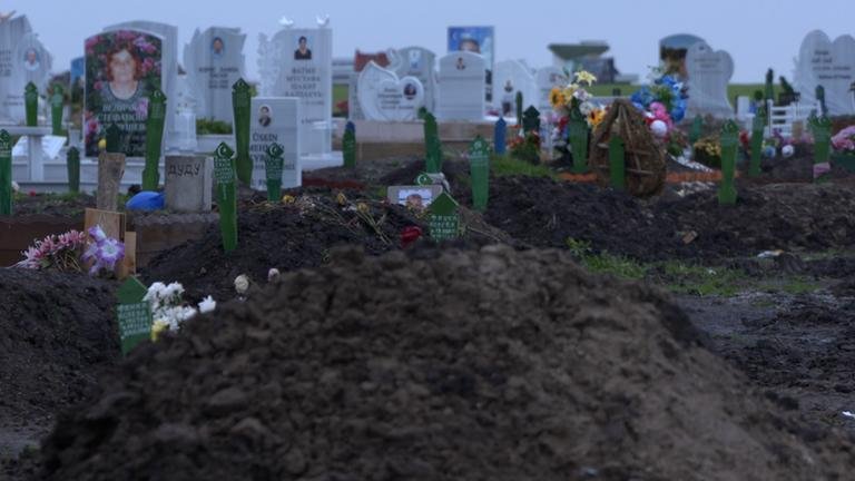 A picture of unmarked graves in Elhovo, Bulgaria taken by ARD reporters | Source: ARD Tageschau (News programs)