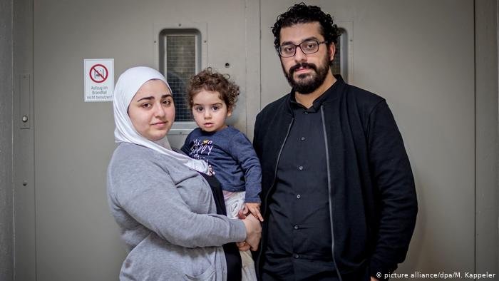 الناشط خالد رواس وزوجته عبير فرهود وابتهما ياسمين، رفعا دعاوى قضائية في ألمانيا ضد ضباط مخابرات سوريين