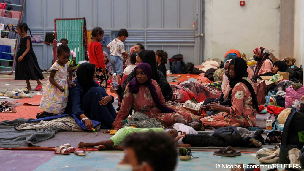 Newly-arrived migrants are sheltered in a municipal hall, in the town of Agyia, on the island of Crete, Greece, July 10, 2025 | Photo: REUTERS/Nicolas Economou
