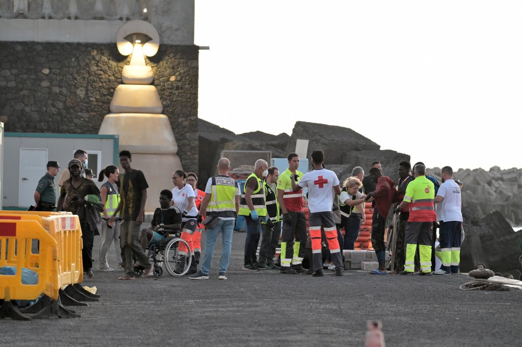 File photo: As hundreds of migrants continue to disembark on El Hierro, emergency services say they are struggling to keep up | Photo: EPA