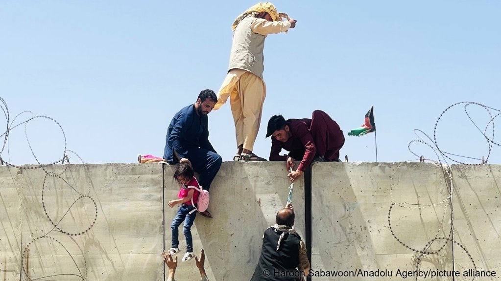 Thousands of Afghans rushed to the Hamid Karzai International Airport as they tried to flee the Afghan capital of Kabul, Afghanistan, on August 16, 2021, following the Taliban takeover | Photo: Haroon Sabawoon / Anadolu Agency / picture alliance